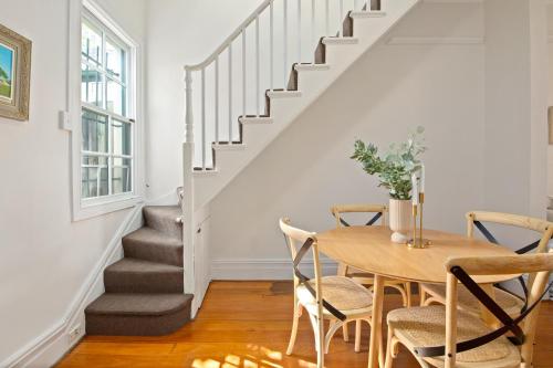 Stylish 2-Bed House with Private Courtyard in Waterloo