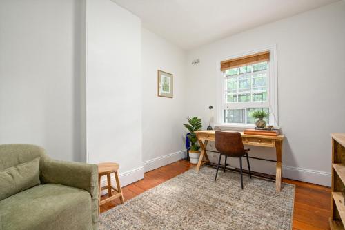 Spacious Redfern Retreat with Private Courtyard & Workspace - image 9