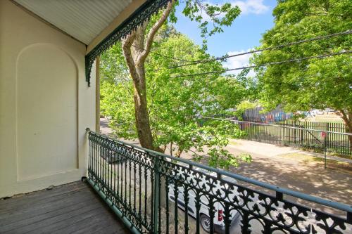 Spacious Redfern Retreat with Private Courtyard & Workspace - image 10