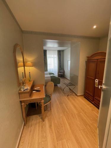 room detail thumbnail 1