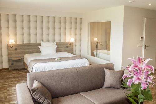 1 queen bed, 1 sofa bed