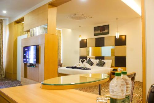 room detail thumbnail 2