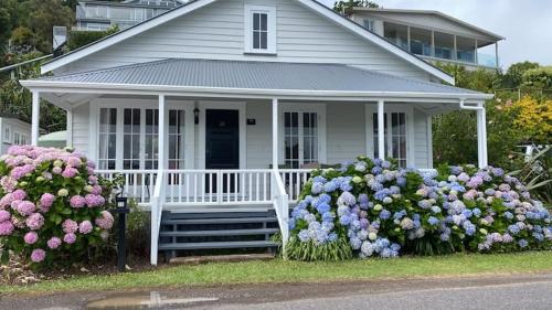 Historic Russell Cottage, Waterfront Views and Steps to Wharf and Village – khách sạn tại Russell