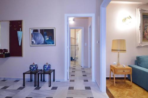 A modern and neoclassical apartment - image 14