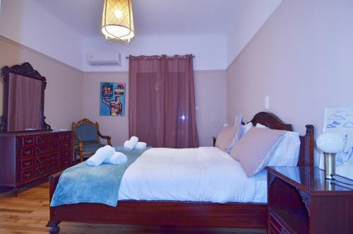 A modern and neoclassical apartment - image 5