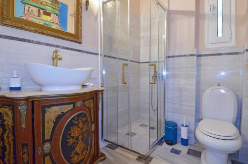 A modern and neoclassical apartment - image 8
