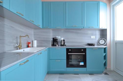 A modern and neoclassical apartment - image 12