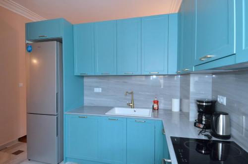 A modern and neoclassical apartment - image 10