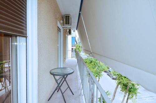 A modern and neoclassical apartment - image 3