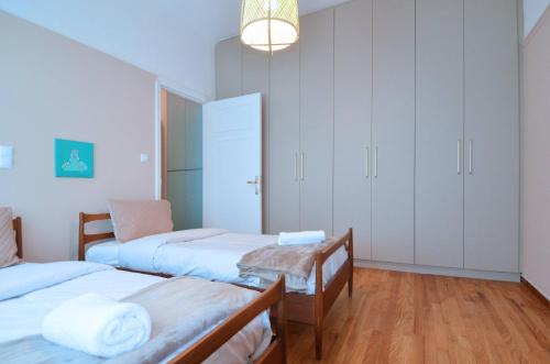 A modern and neoclassical apartment - image 6
