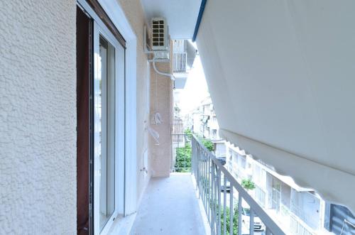 A modern and neoclassical apartment - image 9