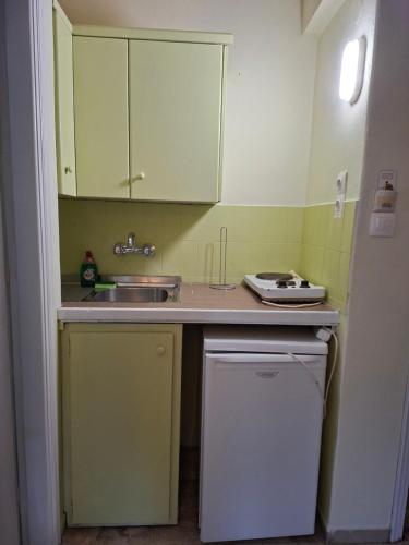Vassia's B rooms in 波羅斯