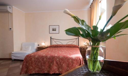 1 queen bed, 1 twin bed