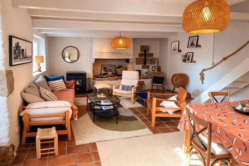 Charmant cottage en pierre cosy et authentique in Laz