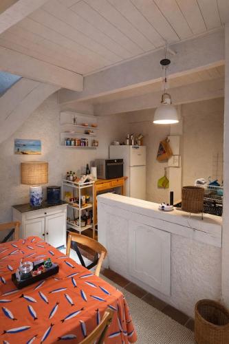 Charmant cottage en pierre cosy et authentique in Laz