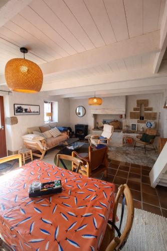 Charmant cottage en pierre cosy et authentique in Laz
