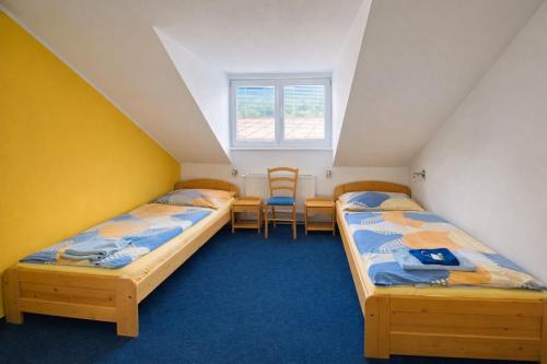 2 twin beds