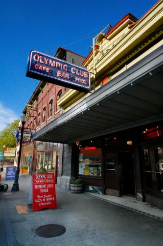 McMenamins Olympic Club - 숙소 외관
