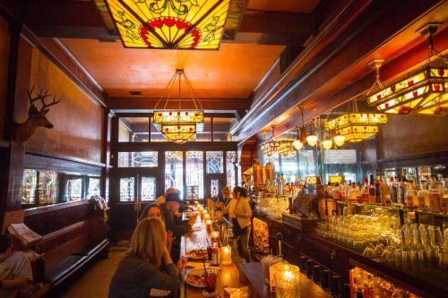 McMenamins Olympic Club - 레스토랑