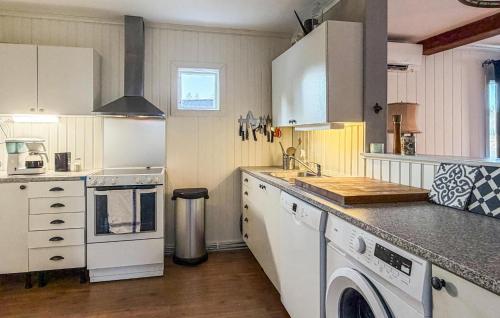 virtuve, 3 Bedroom Awesome Home In Storfors in Radetorp