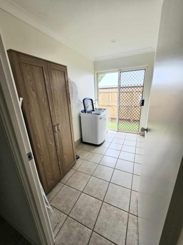 Bright & Spacious Family Home in Redlynch, Cairns in Caravonica