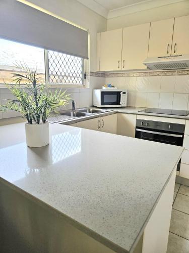 Bright & Spacious Family Home in Redlynch, Cairns in Caravonica