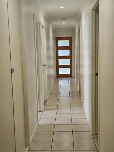 Entrada, Bright & Spacious Family Home in Redlynch, Cairns in Caravonica