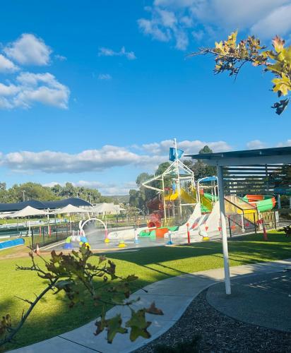 Galaxy Homes - City & Coast Luxury Retreat in Mitchell Park