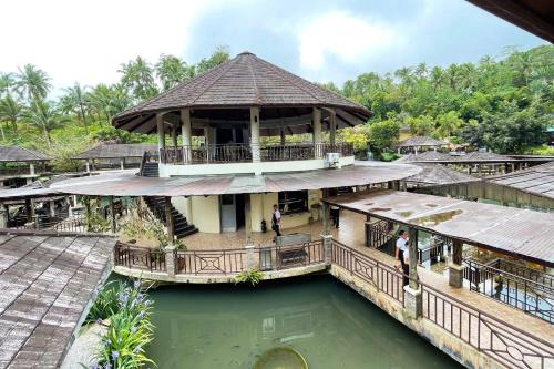Kamayan sa Palaisdaan Hotel and Resort Quezon in Tayabas