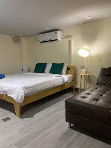 room detail thumbnail 2