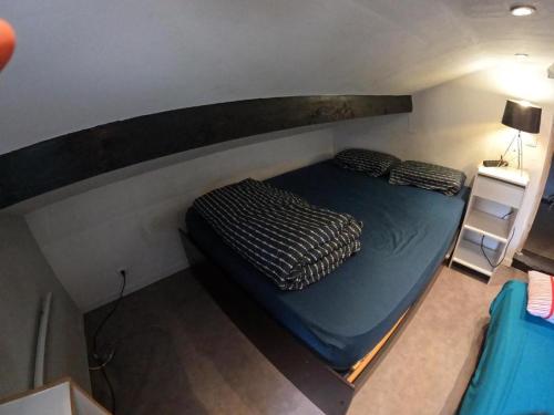 Chambre 4 personnes 2 lits proche métro 5 - salle de bain, toilettes et cuisine sont commune 2