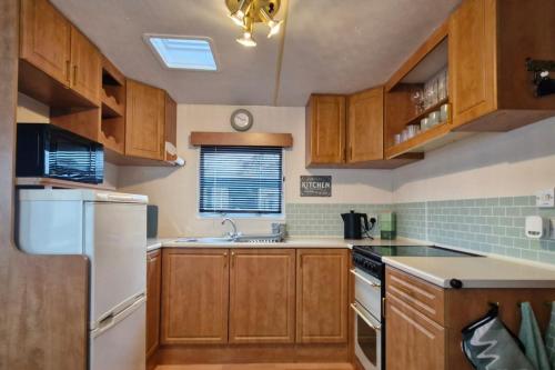 Kitchen, Palm Court - 3 Bed Heated Pool Parking Nr Beach in Par