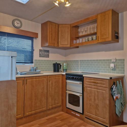 Kitchen, Palm Court - 3 Bed Heated Pool Parking Nr Beach in Par