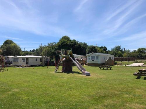 Playground, Palm Court - 3 Bed Heated Pool Parking Nr Beach in Par