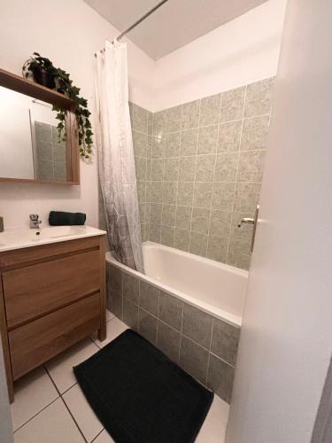 Villa Tia - Maisonnette - 2 chb - 2 sdb - CLIM- piscines - bord de lac - in Saint-Saturnin-les-Avignon