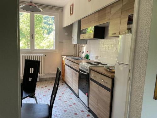 廚房, Pyrenees Panorama - Garonne River Apartment with Balcony in 聖貝阿
