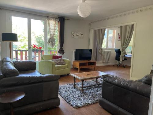Pyrenees Panorama - Garonne River Apartment with Balcony in 聖貝阿