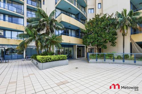 MetaWiseBnB Cronulla Beach Walk to Train & Shops 4 - image 12