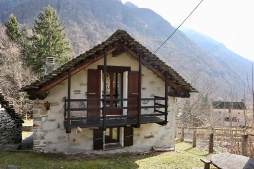 Casa Ylenia Rustic home surrounded by nature in Gerra Verzasca