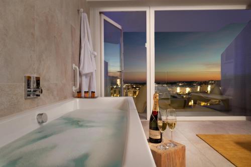 room detail thumbnail 2