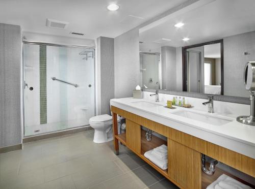 DoubleTree by Hilton Edmonton Downtown Room Type - One-Bedroom King Suite with Kitchenette
