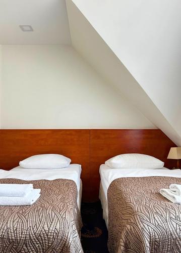 1 double bed, 1 twin bed
