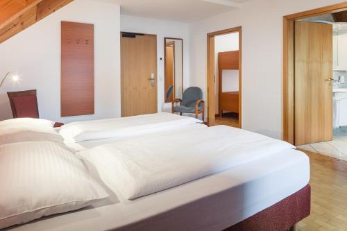 2 twin beds