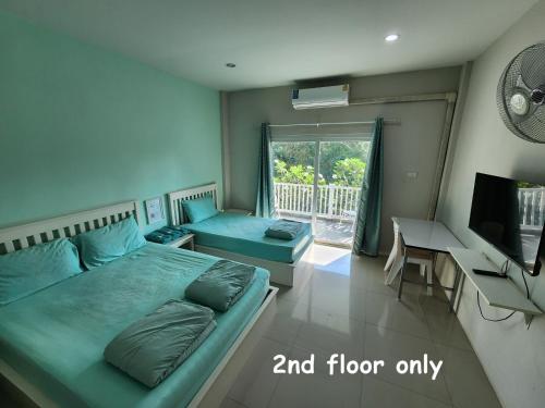 1 double bed, 1 twin bed