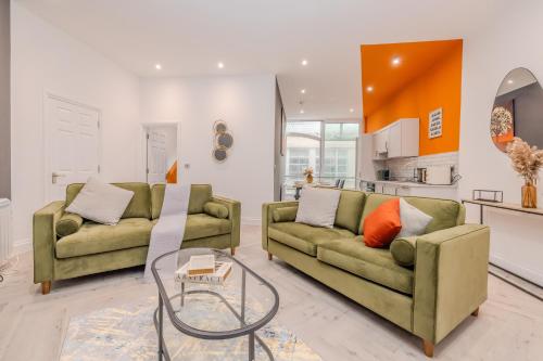 Amazing Three Bedroom Apartments Next to Shopping Center and Beach