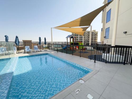 Bright & Stylish 1BR in Marina Al Hamra Village
