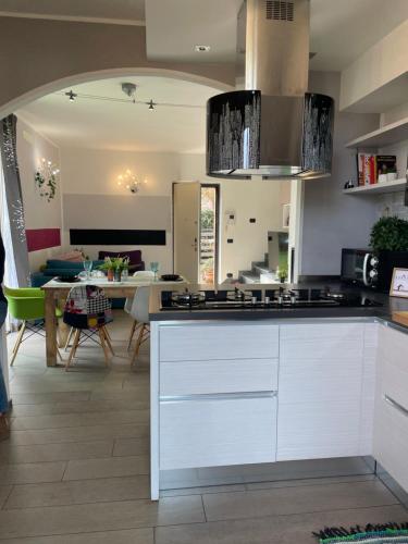 virtuve, Bnbook Casa degli ulivi in Osmate