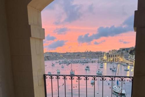 Front Row Malta - Grand Harbour Home with Iconic Valletta Views – khách sạn tại Birgu
