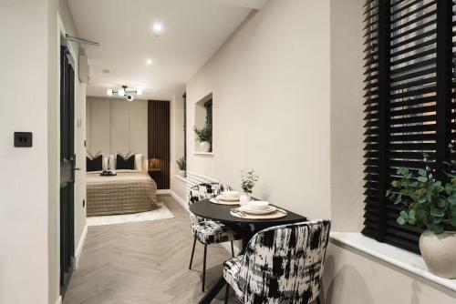 City Centre Apartment Sleeps 2 with WiFi - image 8