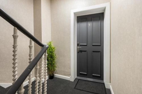City Centre Apartment Sleeps 2 with WiFi - image 14